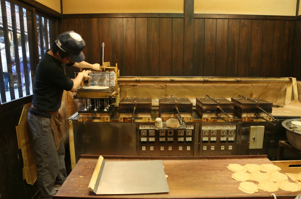 元祖三津森本舗店內可以看到職人即製炭酸煎餅｜有馬溫泉必吃美食炭酸煎餅 有馬溫泉一泊二食行程 有馬溫泉必去景點懶人包