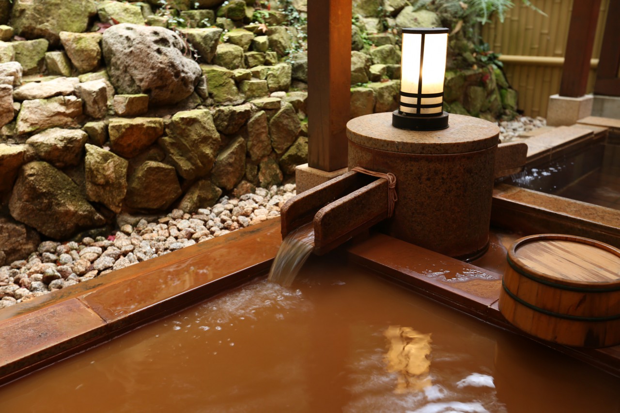 金湯茶褐色的泉水鹽份濃度號稱日本第一｜有馬溫泉金之湯 金湯（金の湯）有馬溫泉一泊二食行程 有馬溫泉必去景點懶人包