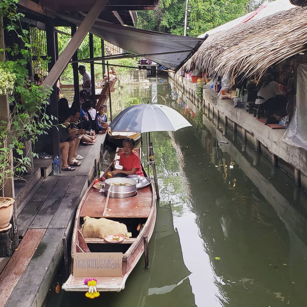 曼谷之肺 Bang Kra chao半島 Bang Kra chao 邦南彭水上市場 Bang Nam Pheung Floating Market 泰國水上市場 曼谷水上市場 水上市場 泰國 Thailand 泰國必食 泰國必吃 泰國必到 泰國必去 泰國必買 泰國必掃 泰國自由行 行程 泰國行程包 泰國懶人包 泰國好去處 泰國景點 泰國必到景點 泰國必去景點 泰國美食 泰國交通 泰國攻略 泰國自由行行程 泰國自由行行程推薦 泰國必食2019 泰國必吃2019 泰國必到2019 泰國必去2019 泰國必買2019 泰國必掃2019 泰國自由行2019 泰國行程2019 泰國行程包2019 泰國懶人包2019 泰國好去處2019 泰國景點2019 泰國必到景點2019 泰國必去景點2019 泰國美食2019 泰國交通2019 泰國攻略2019 泰國自由行行程2019 泰國自由行行程推薦2019