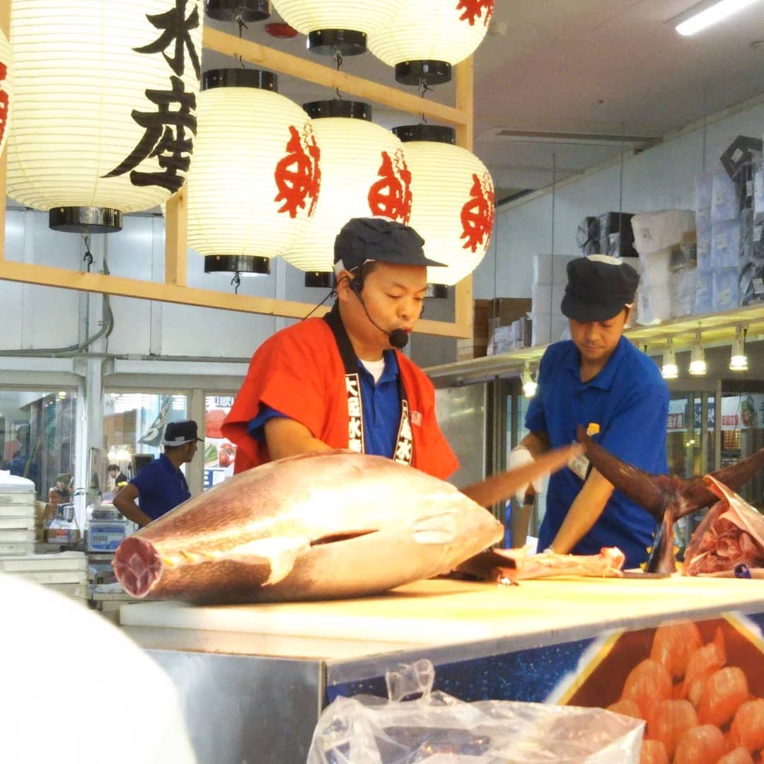 鮮東方金槍魚解體表演 大起水產 黑鑽石 東方金槍魚 大托羅 中托羅 赤身 金槍魚公園 金槍魚樂園 金槍魚壽司 金槍魚刺身 吞拿魚樂園 吞拿魚公園 吞拿魚刺身 吞拿魚壽司 街の港 街のみなと まぐろパーク MAGURO PARK 周遊關西 景點 周遊關西 第9集 堺市 堺市 大阪 大阪 堺市 大阪堺市 堺市購物 阪堺電車 堺市自由行 堺市景點 堺市 景點 堺市美食 大阪 Osaka 大阪必食 大阪必食 大阪必吃 大阪必到 大阪必去 大阪必買 大阪必掃 大阪自由行 大阪行程 大阪行程包 大阪懶人包 大阪好去處 大阪景點 大阪必到景點 大阪必去景點 大阪美食 大阪攻略 大阪自由行行程 大阪自由行行程推薦 大阪必食2019 大阪必吃2019 大阪必到2019 大阪必去2019 大阪必買2019 大阪必掃2019 大阪自由行2019 大阪行程2019 大阪行程包2019 大阪懶人包2019 大阪好去處2019 大阪景點2019 大阪必到景點2019 大阪必去景點2019 大阪美食2019 大阪攻略2019 大阪自由行行程2019 大阪自由行行程推薦2019