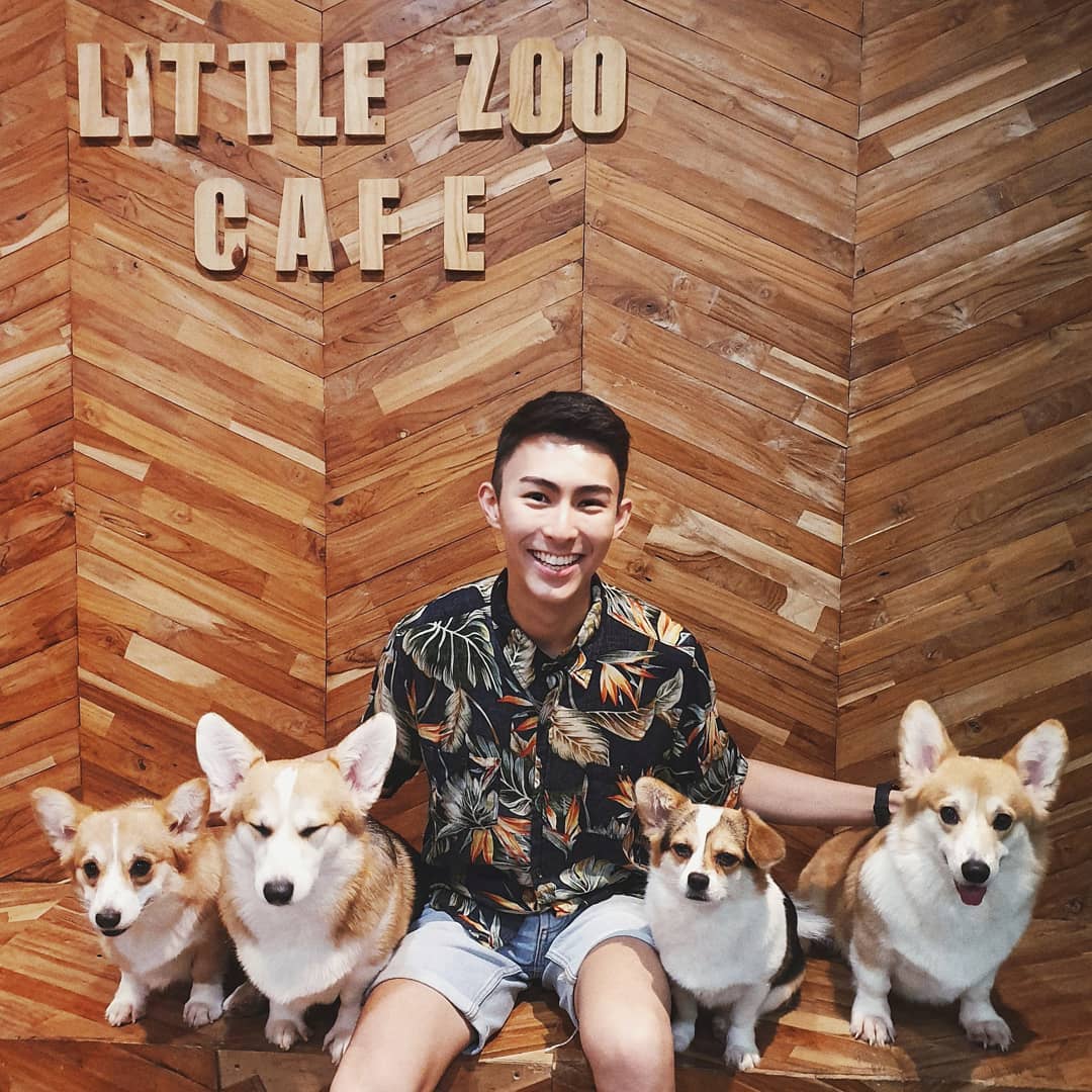 Little Zoo Cafe｜泰國 Thailand 泰國必食 泰國必吃 泰國必到 泰國必去 泰國必買 泰國必掃 泰國自由行 行程 泰國行程包 泰國懶人包 泰國好去處 泰國景點 泰國必到景點 泰國必去景點 泰國美食 泰國交通 泰國攻略 泰國自由行行程 泰國自由行行程推薦 泰國酒店 泰國飯店 泰國酒店推薦 泰國飯店推薦 泰國必住酒店 泰國必住飯店 泰國必食2019 泰國必吃2019 泰國必到2019 泰國必去2019 泰國必買2019 泰國必掃2019 泰國自由行2019 泰國行程2019 泰國行程包2019 泰國懶人包2019 泰國好去處2019 泰國景點2019 泰國必到景點2019 泰國必去景點2019 泰國美食2019 泰國交通2019 泰國攻略2019 泰國自由行行程2019 泰國自由行行程推薦2019 泰國酒店2019 泰國飯店2019 泰國酒店推薦2019 泰國飯店推薦2019 泰國必住酒店2019 泰國必住飯店2019 曼谷 Bangkok 曼谷必食 曼谷必吃 曼谷必到 曼谷必去 曼谷必買 曼谷必掃 曼谷自由行 行程 曼谷行程包 曼谷懶人包 曼谷好去處 曼谷景點 曼谷必到景點 曼谷必去景點 曼谷美食 曼谷交通 曼谷攻略 曼谷自由行行程 曼谷自由行行程推薦 曼谷酒店 曼谷飯店 曼谷酒店推薦 曼谷飯店推薦 曼谷必住酒店 曼谷必住飯店 曼谷必食2019 曼谷必吃2019 曼谷必到2019 曼谷必去2019 曼谷必買2019 曼谷必掃2019 曼谷自由行2019 曼谷行程2019 曼谷行程包2019 曼谷懶人包2019 曼谷好去處2019 曼谷景點2019 曼谷必到景點2019 曼谷必去景點2019 曼谷美食2019 曼谷交通2019 曼谷攻略2019 曼谷自由行行程2019 曼谷自由行行程推薦2019 曼谷酒店2019 曼谷飯店2019 曼谷酒店推薦2019 曼谷飯店推薦2019 曼谷必住酒店2019 曼谷必住飯店2019 TrueLove@Neverland Little Zoo Cafe Caturday Cat Café Rabbito Cafe cafe Corgi in the Garden 動物cafe 泰國動物cafe 曼谷動物cafe 哈士奇cafe 二哈cafe 柯基cafe little zoo cafe預約 little zoo cafe本店 little zoo cafe分店 little zoo cafe facebook little zoo cafe siam menu little zoo cafe booking little-zoo-cafe-bangkok 2019 the animal cafe restaurant dog in town cafe 曼谷貓狗cafe