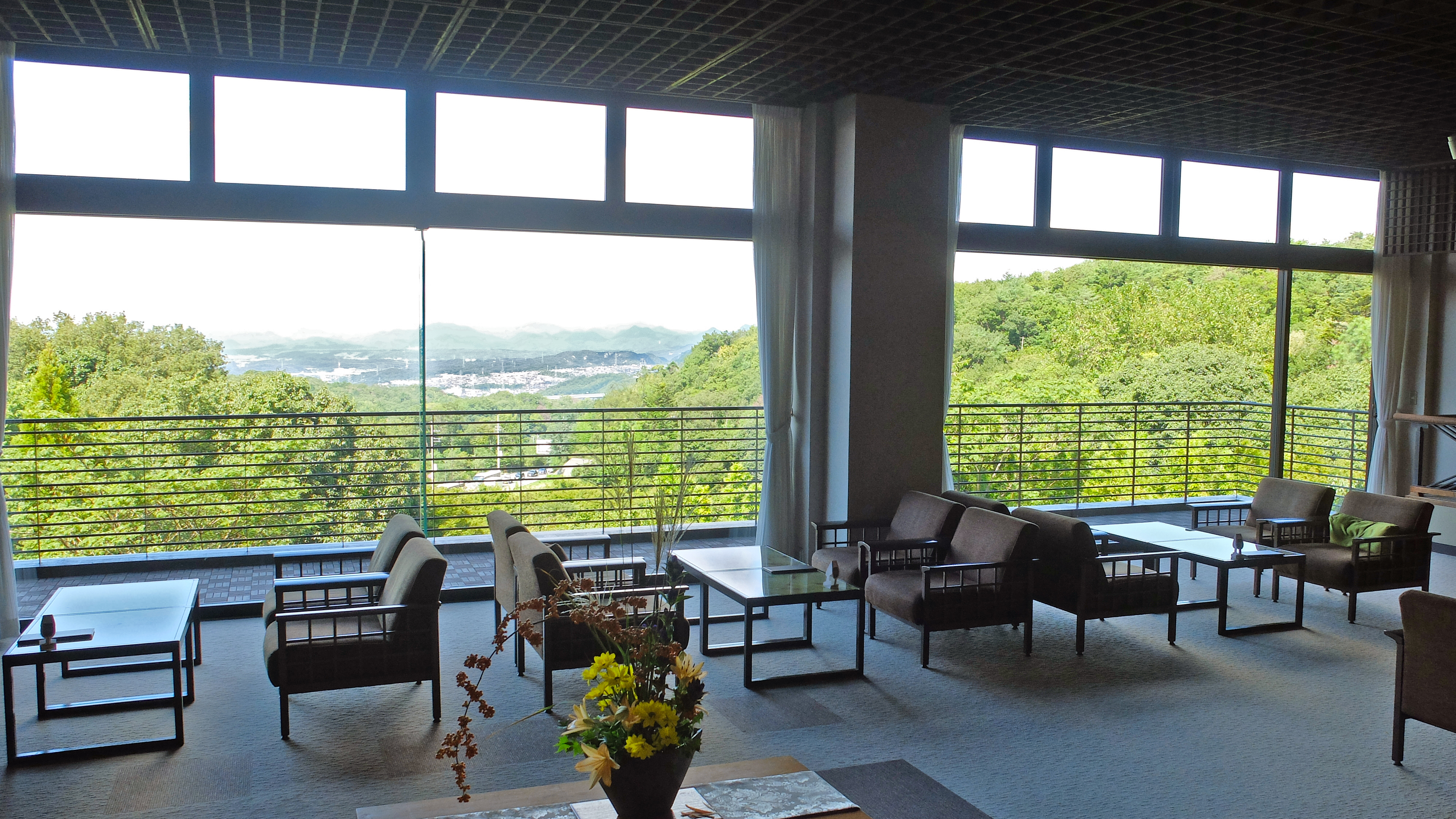 旅館大堂的落地玻璃可以眺望三田市的風景｜有馬溫泉古泉閣旅館（Kosenkaku）有馬溫泉 有馬溫泉旅館 有馬溫泉酒店 有馬溫泉飯店 有馬天然溫泉 Arima Onsen 有馬温泉