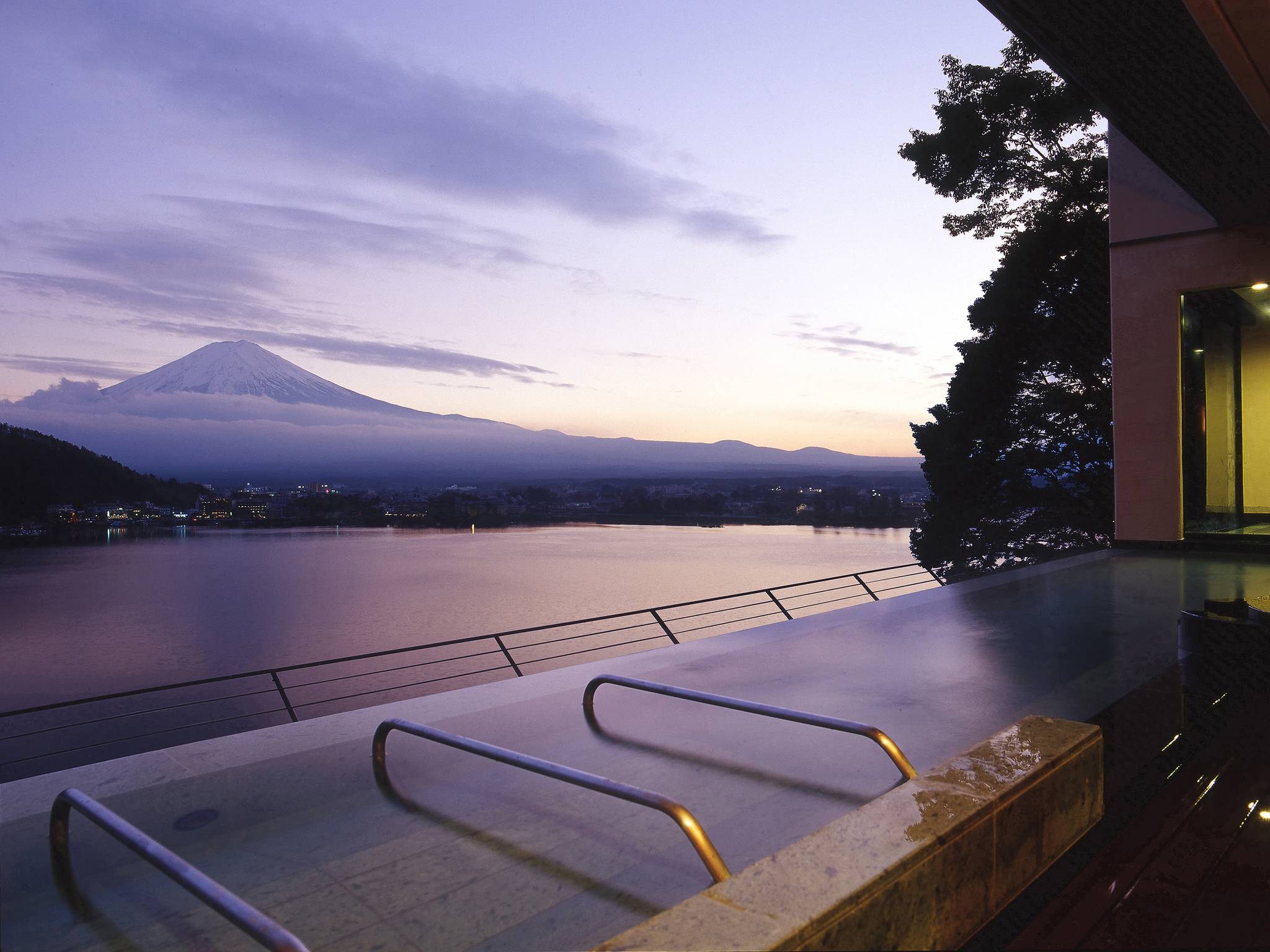 大空の湯「月」：露天風呂｜風之露台KUKUNA酒店（Kaze no Terrace Kukuna Hotel）富士山 河口湖 富士山酒店 富士山飯店 富士山住宿 河口湖酒店 河口湖飯店 河口湖住宿 溫泉酒店 溫泉飯店 溫泉旅館 一泊二食 私人風呂