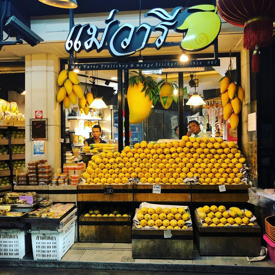 芒果專賣店 芒果糯米飯 三色芒果糯米飯 水果乾 曼谷甜品 曼谷甜點 Mae Varee Sweet Sticky Rice with Mango 曼谷Thonglor 曼谷 Thonglor Thonglor區 Thonglor 曼谷 Thonglor曼谷 Thonglor美食 Thonglor必吃 Thonglor必食 Thonglor必買 Thonglor必去 Thonglor購物 通羅區 Thong Lo 曼谷Thong Lo Thong Lo BTS BTS Thong Lo Thong Lo曼谷 Thong Lo 曼谷 曼谷 Thong Lo 通羅區曼谷 通羅區 曼谷 曼谷通羅區 曼谷 通羅區 曼谷 通羅 曼谷通羅 通羅曼谷 通羅 曼谷 通羅美食 通羅住宿 通羅區住宿 thong lo 夜市 thonglor bangkok thong lo 按摩 the commons 曼谷 thonglor 夜市 泰國 日本 曼谷 日本 街 Thong Lo住宿 Thonglor住宿 Thonglor交通 Thong Lo交通 曼谷 Bangkok 曼谷必食 曼谷必吃 曼谷必到 曼谷必去 曼谷必買 曼谷必掃 曼谷自由行 行程 曼谷行程包 曼谷懶人包 曼谷好去處 曼谷景點 曼谷必到景點 曼谷必去景點 曼谷美食 曼谷交通 曼谷攻略 曼谷自由行行程 曼谷自由行行程推薦 曼谷酒店 曼谷飯店 曼谷酒店推薦 曼谷飯店推薦 曼谷必住酒店 曼谷必住飯店 曼谷必食2019 曼谷必吃2019 曼谷必到2019 曼谷必去2019 曼谷必買2019 曼谷必掃2019 曼谷自由行2019 曼谷行程2019 曼谷行程包2019 曼谷懶人包2019 曼谷好去處2019 曼谷景點2019 曼谷必到景點2019 曼谷必去景點2019 曼谷美食2019 曼谷交通2019 曼谷攻略2019 曼谷自由行行程2019 曼谷自由行行程推薦2019 曼谷酒店2019 曼谷飯店2019 曼谷酒店推薦2019 曼谷飯店推薦2019 曼谷必住酒店2019 曼谷必住飯店2019