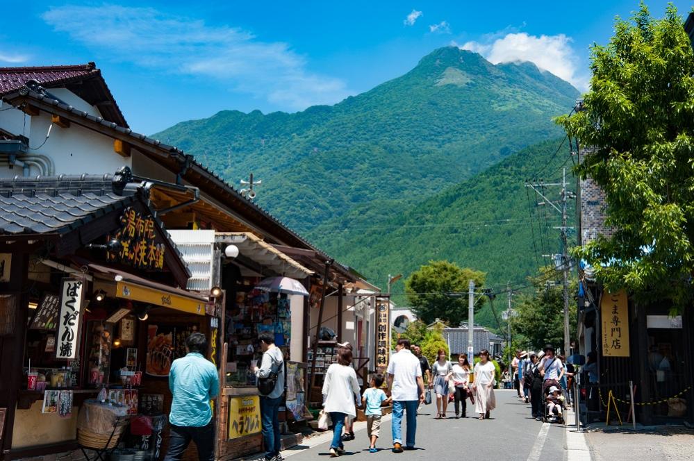 享受泡湯之餘，也別忘來湯之坪街道，感受日本當地小吃及美食唷！｜｜由布院溫泉 YufuIn Onsen 由布院温泉 由布院景點 由布院一泊二食 由布院自由行 由布院 大分景點 大分必玩 大分必食 大分必玩 九州必玩 九州景點  鐵道迷 九州觀光列車  九州觀光鐵道  JR九州 九州JR Pass JR南九州Pass JR北九州Pass