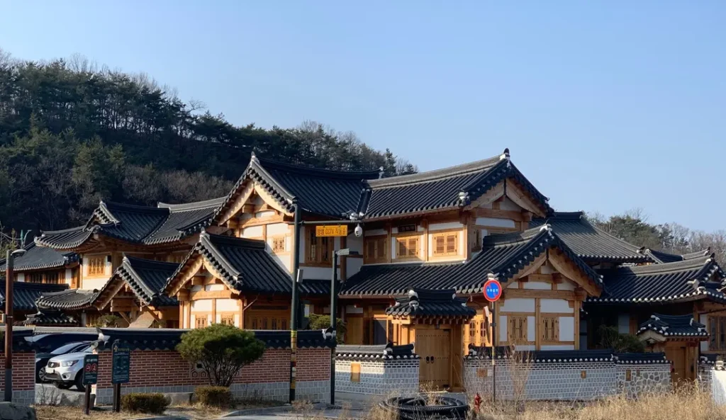 恩平韓村（Eunpyeong Hanok Village）位於首爾市恩平區，是一個融合了傳統韓屋建築和周圍自然景色的村落。