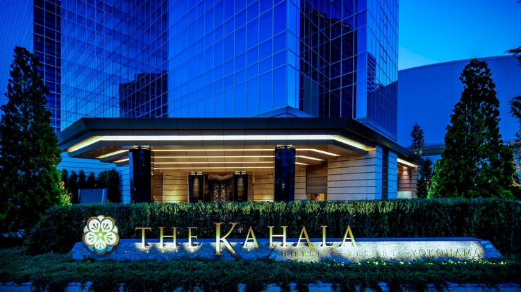 橫濱新奢地 - The Kahala Hotel & Resort Yokohama 海浪形象，切割幾何圖形、牆面的部落圖騰與光線折射，為旅客創造出動人且豐富的視覺饗宴