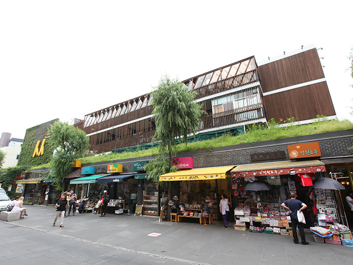 傳統與現代交織的首爾文化街區 - 仁寺洞（Insa-dong）兩旁滿滿的紀念品店及精品店