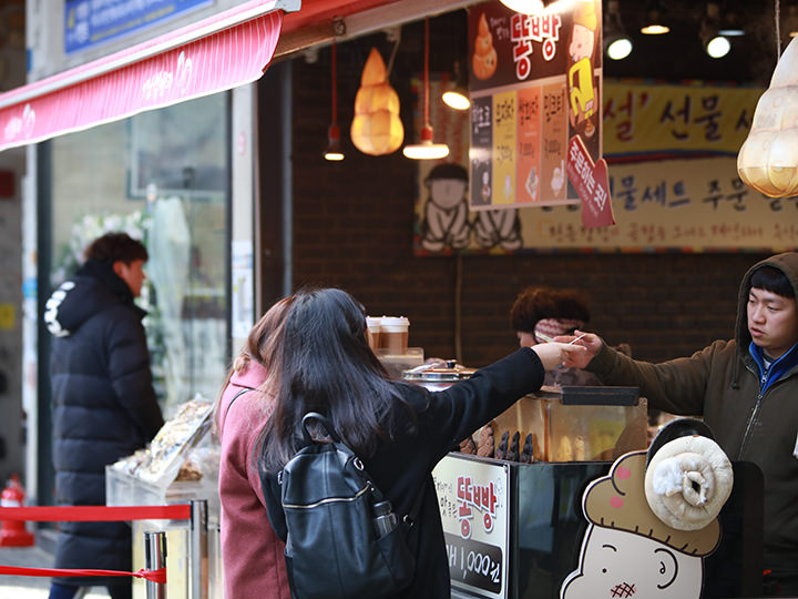 傳統與現代交織的首爾文化街區 - 仁寺洞（Insa-dong）街頭有很多小吃和美食