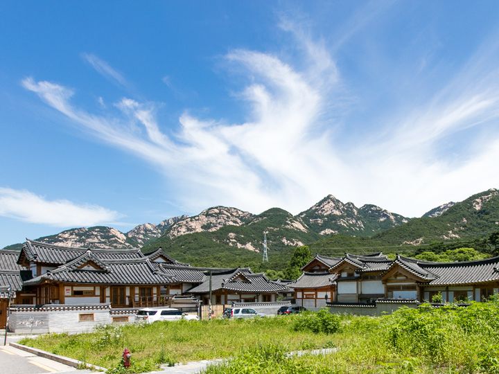 恩平韓村（Eunpyeong Hanok Village）位於首爾市恩平區，是一個融合了傳統韓屋建築和周圍自然景色的村落。