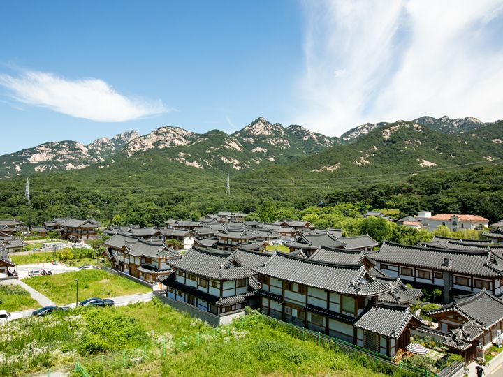 恩平韓村（Eunpyeong Hanok Village）位於首爾市恩平區，是一個融合了傳統韓屋建築和周圍自然景色的村落。