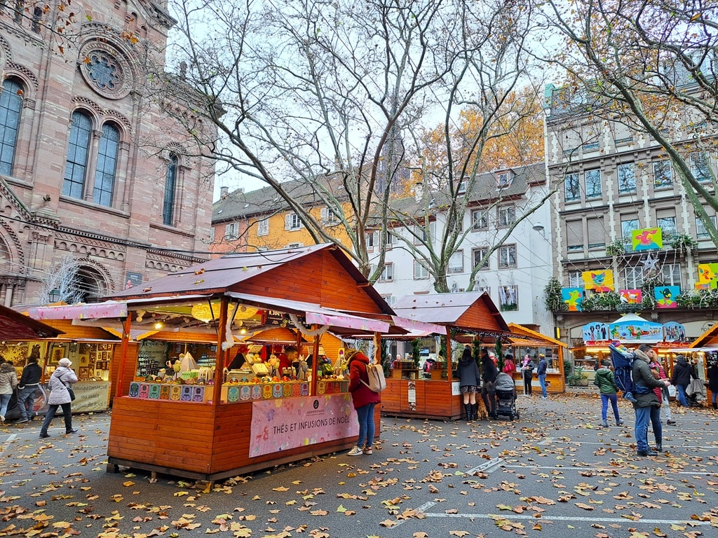 位於法國史特拉斯堡舊城區的聖誕市集（Christkindelsmärik），以1570年起舉辦的悠久歷史聞名，分佈於多個小型市集，法式浪漫燈飾與傳統氛圍交織，宛如童話世界。