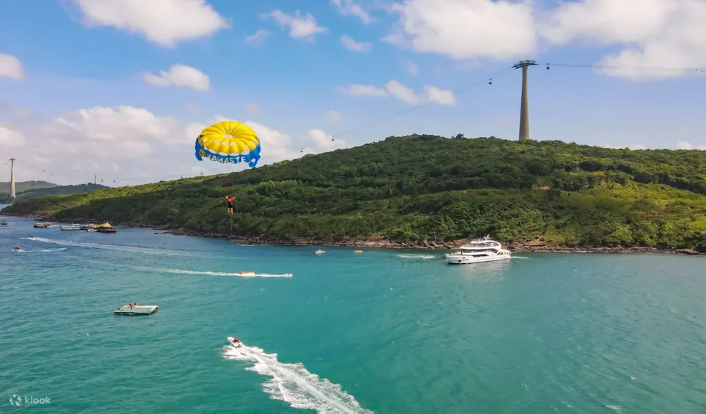 富國島Namaste珊瑚公園提供海底漫步體驗，穿上特製太空人頭盔即可輕鬆探索海底世界，近距離觀賞珊瑚礁和各種海洋生物，享受如畫般的水底美景。