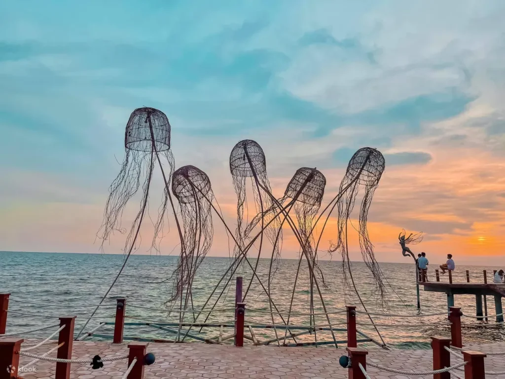 日落沙灘（Sunset Sanato Beach）擁有多個適合拍照的藝術裝置，成為IG熱門打卡地點。