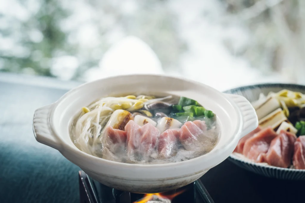 青森「界・津輕」冬季限定的美食套餐，呈現當地鮮味與特色。  