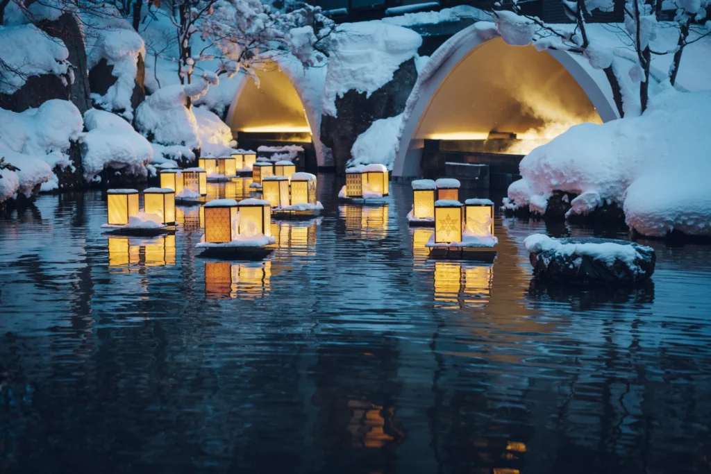 冬季青森的溫泉勝地，酒店周邊的雪白樹林與寧靜氛圍。  