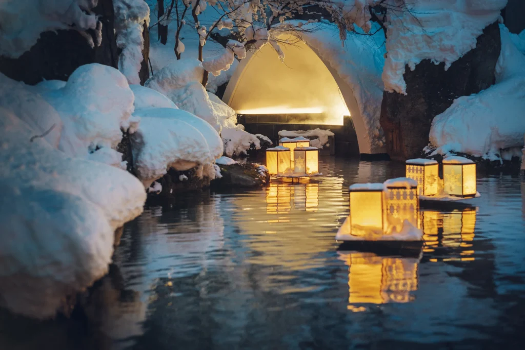 冬季青森的溫泉勝地，酒店周邊的雪白樹林與寧靜氛圍。  