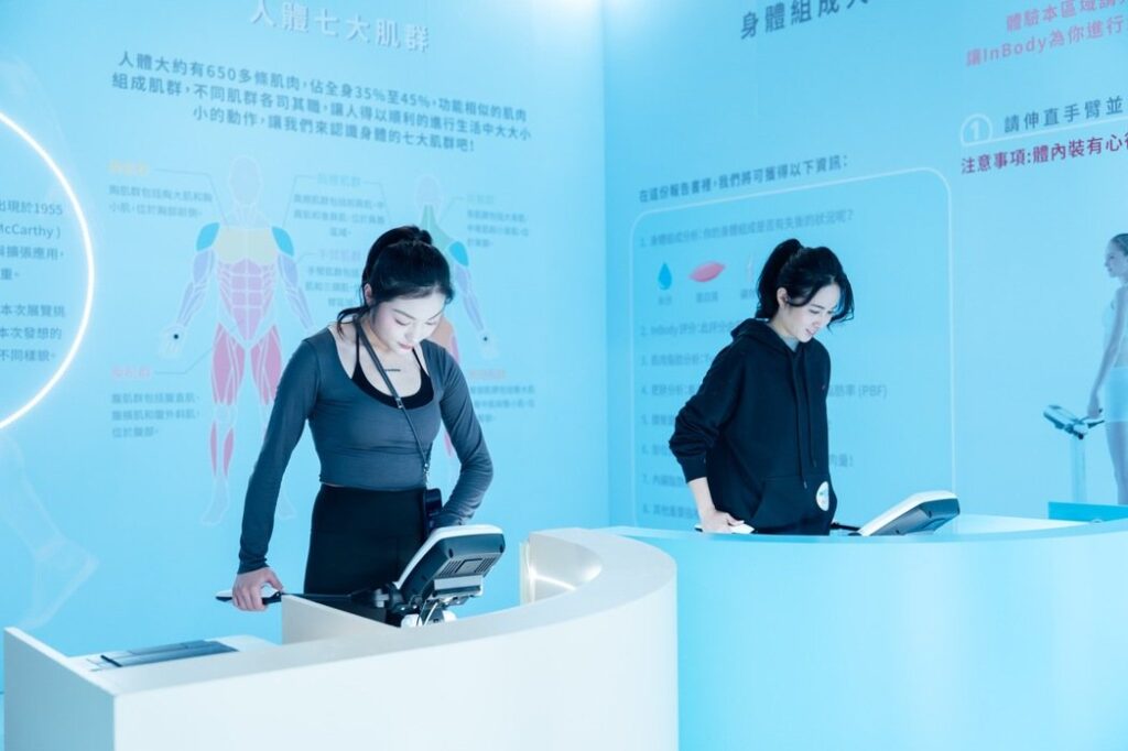 觀眾使用智能手環參與《AI SPORT運動體驗展》中的極限運動競賽，場景充滿活力。